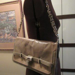 BACI COUTURE SHOULDER BAG. TAUPE.